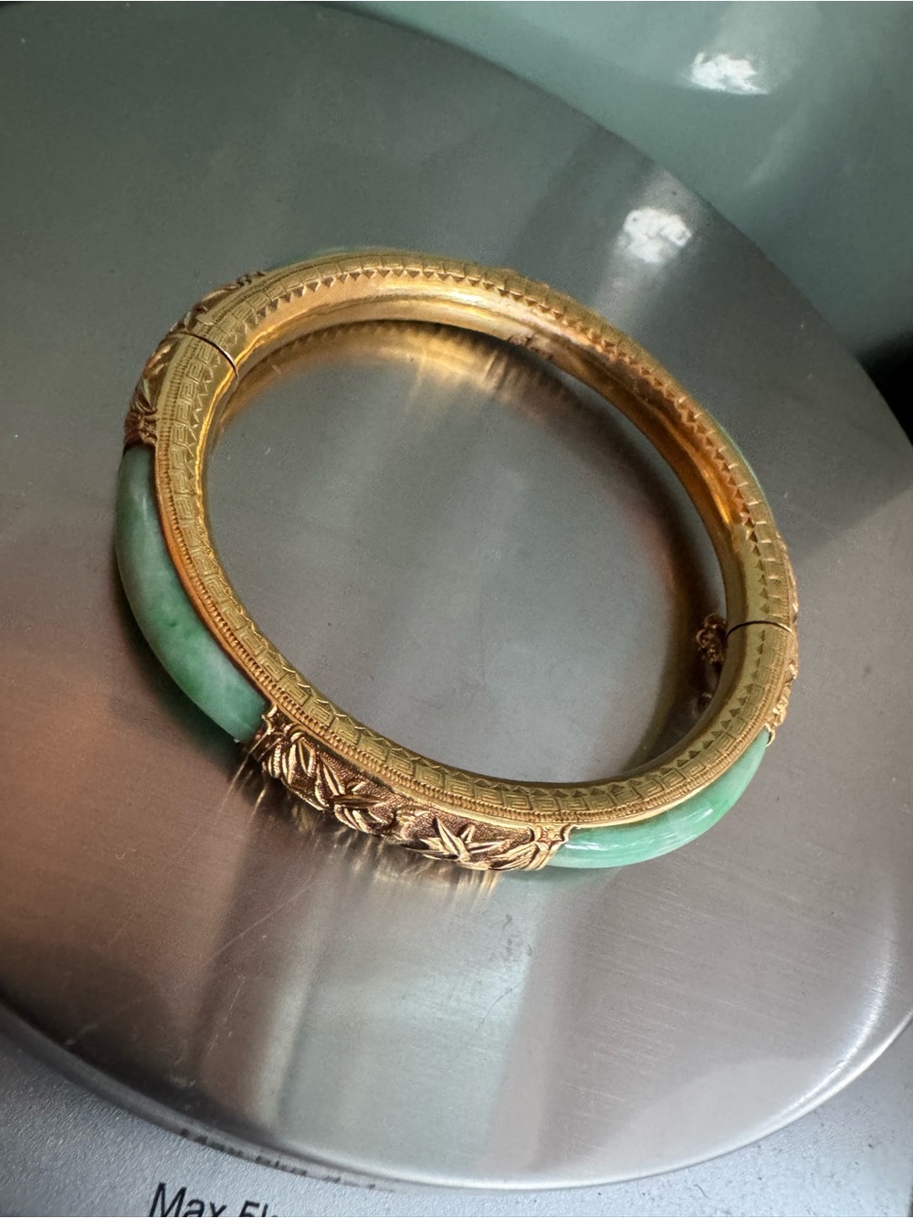 Stunning 18K solid yellow gold and jade bangle bracelet - Picture 13 of 15
